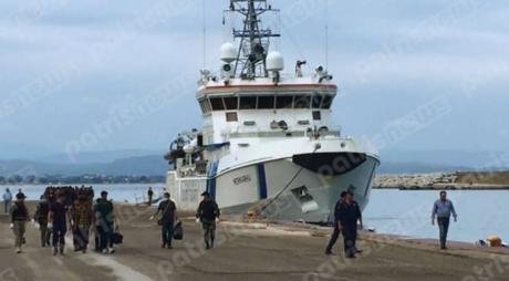 Στο Κατάκολο ή στον Πύργο θα φιλοξενηθούν οι 41 πρόσφυγες που εντοπίστηκαν μέσα στο ιστιοφόρο [εικόνες & βίντεο] | iefimerida.gr 1