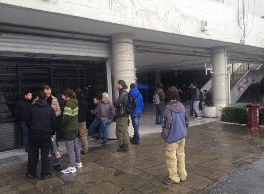 Υπό κατάληψη η πρυτανεία του ΑΠΘ -Φοιτητές έσπασαν την πόρτα και εισέβαλαν στο κτίριο [βίντεο & εικόνες] | iefimerida.gr 3