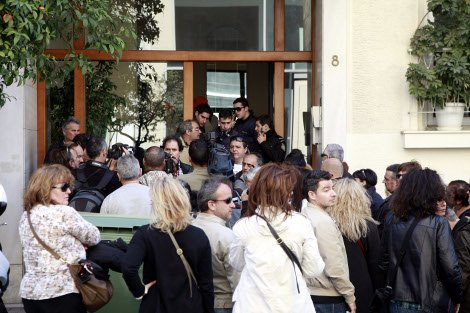 Εκπαιδευτικοί κατέλαβαν το πολιτικό γραφείο του Κυριάκου Μητσοτάκη ως την ταράτσα [εικόνες&βίντεο] | iefimerida.gr 1