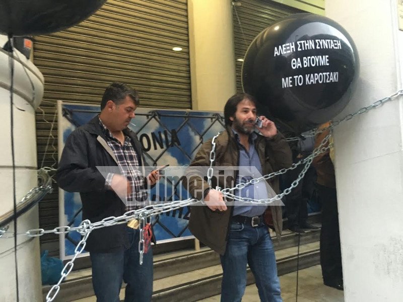 Κατάληψη του υπ. Υγείας από εργαζομένους σε νοσοκομεία -Το πανό με τον Τσίπρα «Πινόκιο» [εικόνες] | iefimerida.gr 1