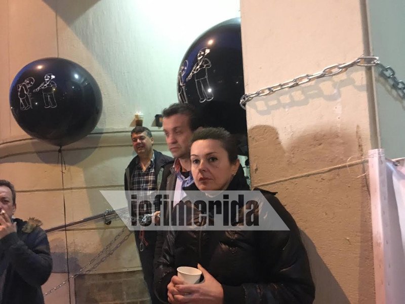 Κατάληψη του υπ. Υγείας από εργαζομένους σε νοσοκομεία -Το πανό με τον Τσίπρα «Πινόκιο» [εικόνες] | iefimerida.gr 2