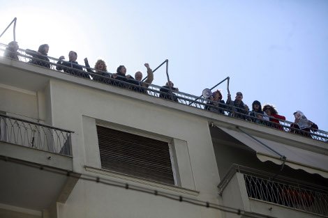 Εκπαιδευτικοί κατέλαβαν το πολιτικό γραφείο του Κυριάκου Μητσοτάκη ως την ταράτσα [εικόνες&βίντεο] | iefimerida.gr 2