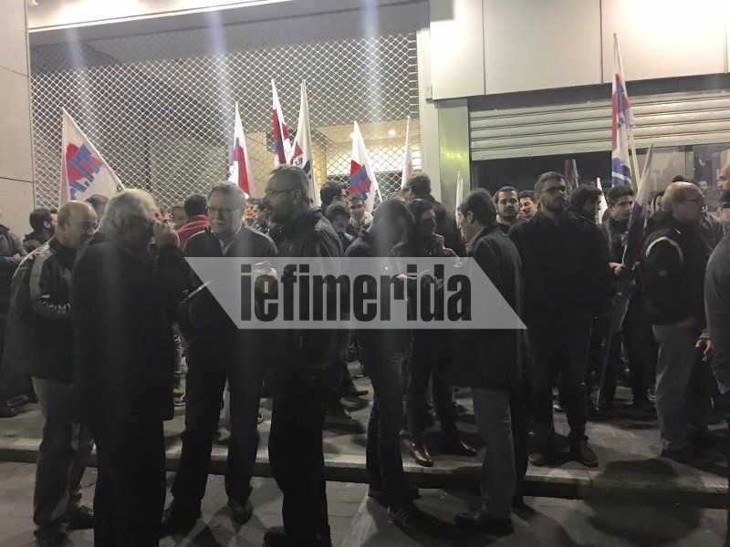 Κατάληψη του ΠΑΜΕ στο ΥΠΟΙΚ -Κρέμασαν τεράστιο πανό στο κτίριο [εικόνες] | iefimerida.gr 0