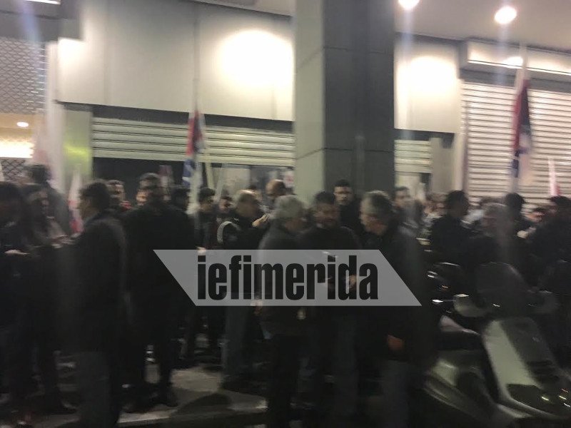 Κατάληψη του ΠΑΜΕ στο ΥΠΟΙΚ -Κρέμασαν τεράστιο πανό στο κτίριο [εικόνες] | iefimerida.gr 1