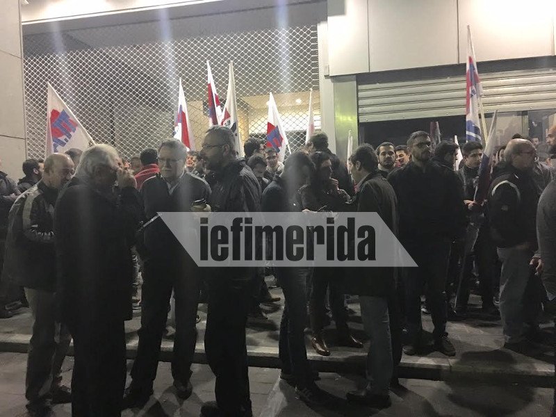 Κατάληψη του ΠΑΜΕ στο ΥΠΟΙΚ -Κρέμασαν τεράστιο πανό στο κτίριο [εικόνες] | iefimerida.gr 2