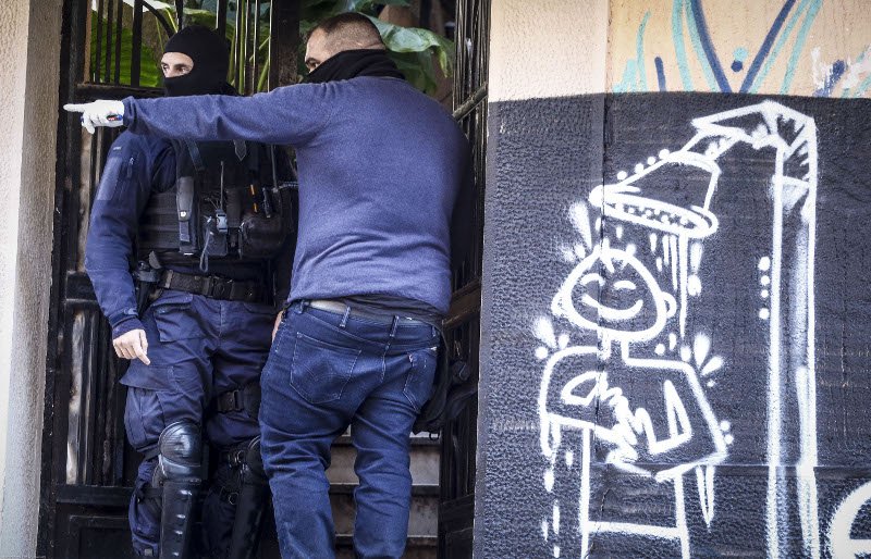 Αστυνομική επιχείρηση σε κατάληψη στα Εξάρχεια -Τέσσερις προσαγωγές [εικόνες] | iefimerida.gr 3