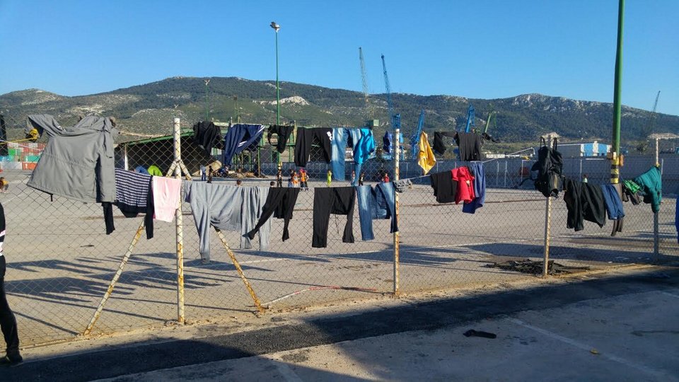 Σε 120 οικισμούς στον Σκαραμαγκά εγκαταστάθηκαν 1.050 πρόσφυγες από τον Πειραιά [εικόνες] | iefimerida.gr 9