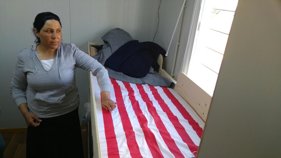 Σε 120 οικισμούς στον Σκαραμαγκά εγκαταστάθηκαν 1.050 πρόσφυγες από τον Πειραιά [εικόνες] | iefimerida.gr 10