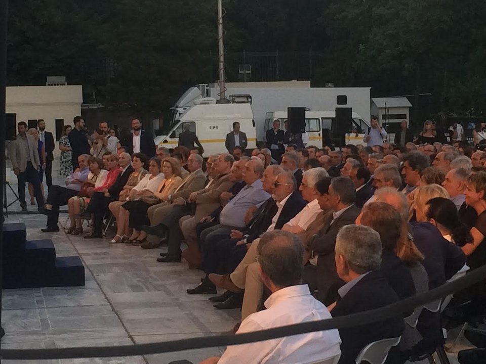 Μόνο ο Λεβέντης στο πλάι του Τσίπρα στην ομιλία του για τη Συνταγματική Αναθεώρηση [εικόνες] | iefimerida.gr 14