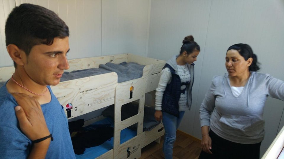 Σε 120 οικισμούς στον Σκαραμαγκά εγκαταστάθηκαν 1.050 πρόσφυγες από τον Πειραιά [εικόνες] | iefimerida.gr 11