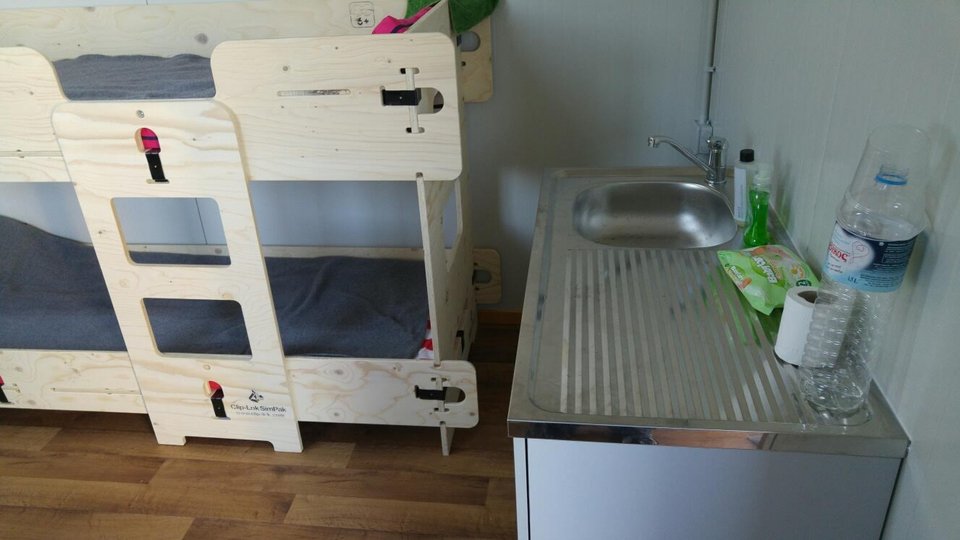 Σε 120 οικισμούς στον Σκαραμαγκά εγκαταστάθηκαν 1.050 πρόσφυγες από τον Πειραιά [εικόνες] | iefimerida.gr 13