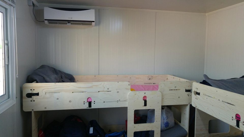 Σε 120 οικισμούς στον Σκαραμαγκά εγκαταστάθηκαν 1.050 πρόσφυγες από τον Πειραιά [εικόνες] | iefimerida.gr 14