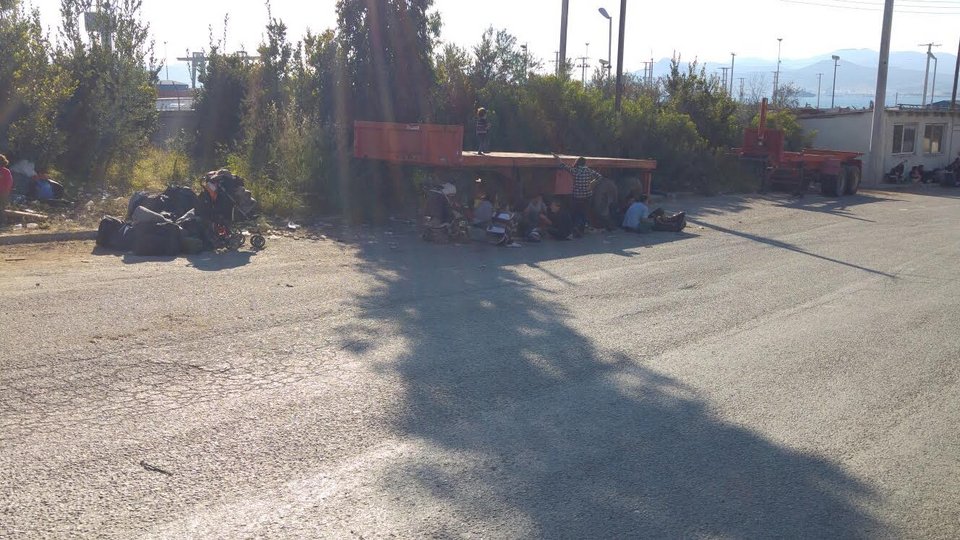 Σε 120 οικισμούς στον Σκαραμαγκά εγκαταστάθηκαν 1.050 πρόσφυγες από τον Πειραιά [εικόνες] | iefimerida.gr 16