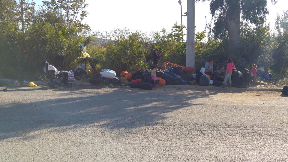 Σε 120 οικισμούς στον Σκαραμαγκά εγκαταστάθηκαν 1.050 πρόσφυγες από τον Πειραιά [εικόνες] | iefimerida.gr 17