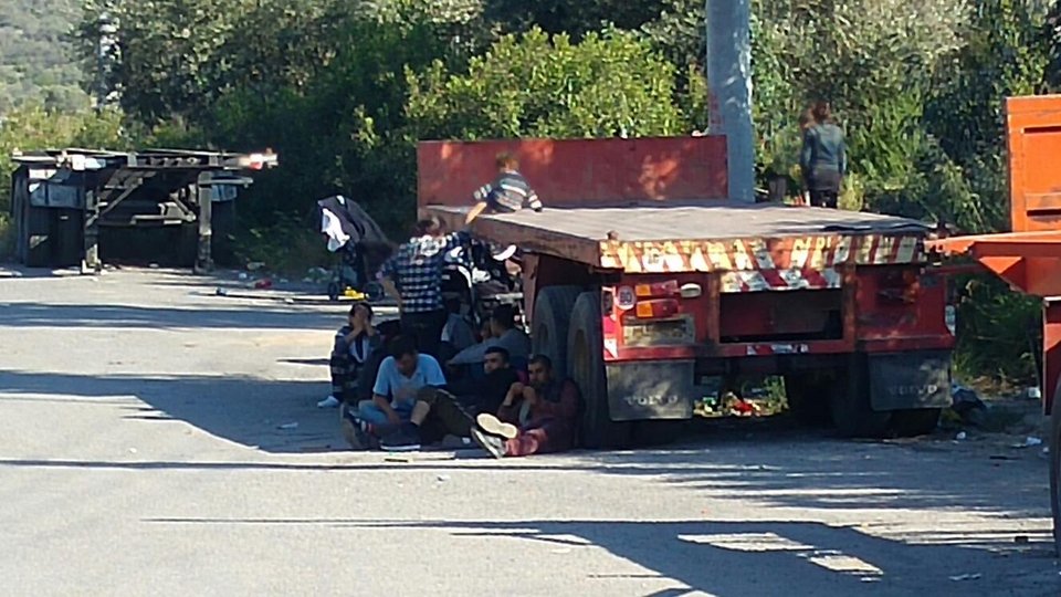 Σε 120 οικισμούς στον Σκαραμαγκά εγκαταστάθηκαν 1.050 πρόσφυγες από τον Πειραιά [εικόνες] | iefimerida.gr 18