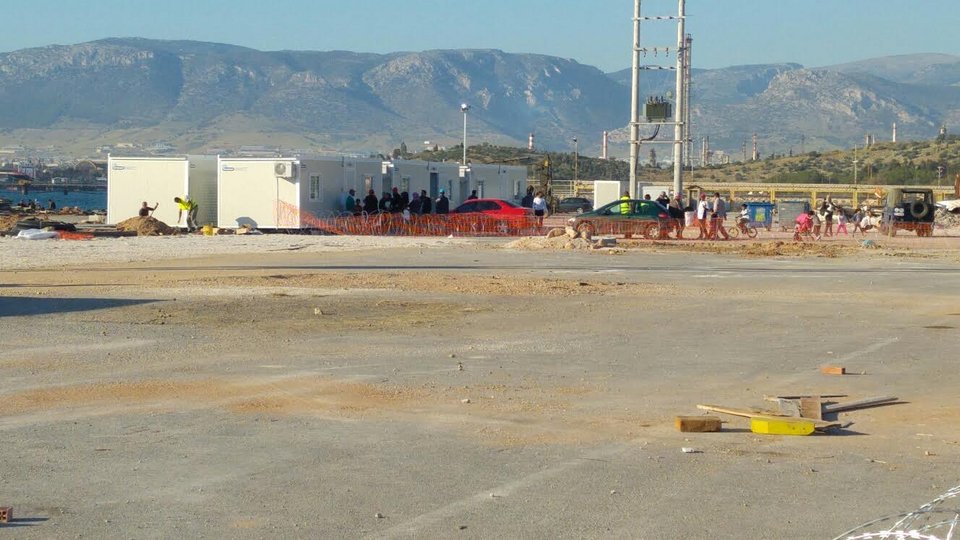 Σε 120 οικισμούς στον Σκαραμαγκά εγκαταστάθηκαν 1.050 πρόσφυγες από τον Πειραιά [εικόνες] | iefimerida.gr 0