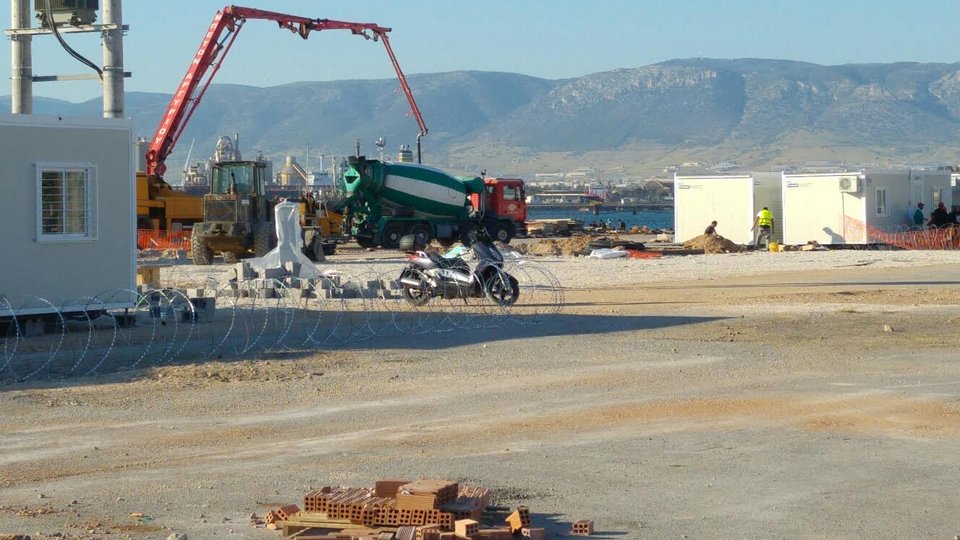 Σε 120 οικισμούς στον Σκαραμαγκά εγκαταστάθηκαν 1.050 πρόσφυγες από τον Πειραιά [εικόνες] | iefimerida.gr 1