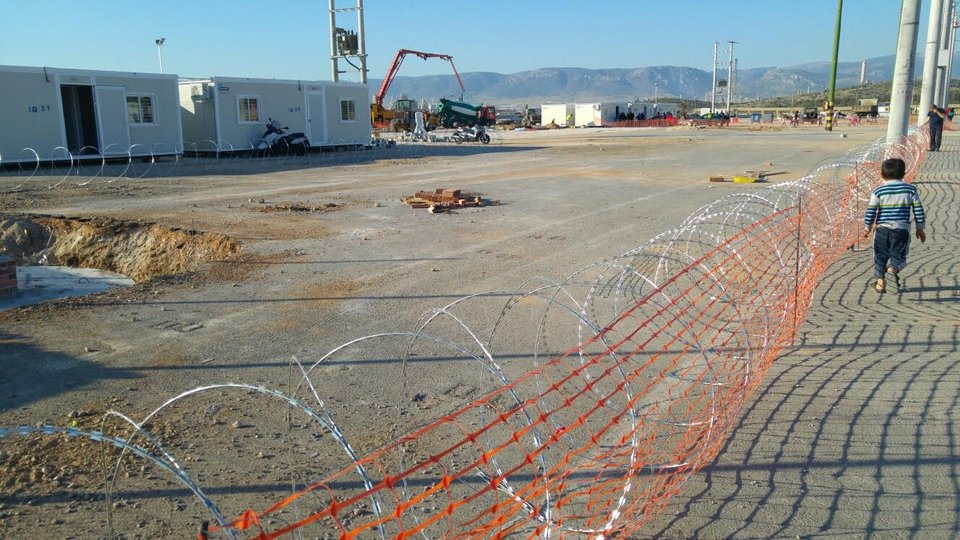 Σε 120 οικισμούς στον Σκαραμαγκά εγκαταστάθηκαν 1.050 πρόσφυγες από τον Πειραιά [εικόνες] | iefimerida.gr 2