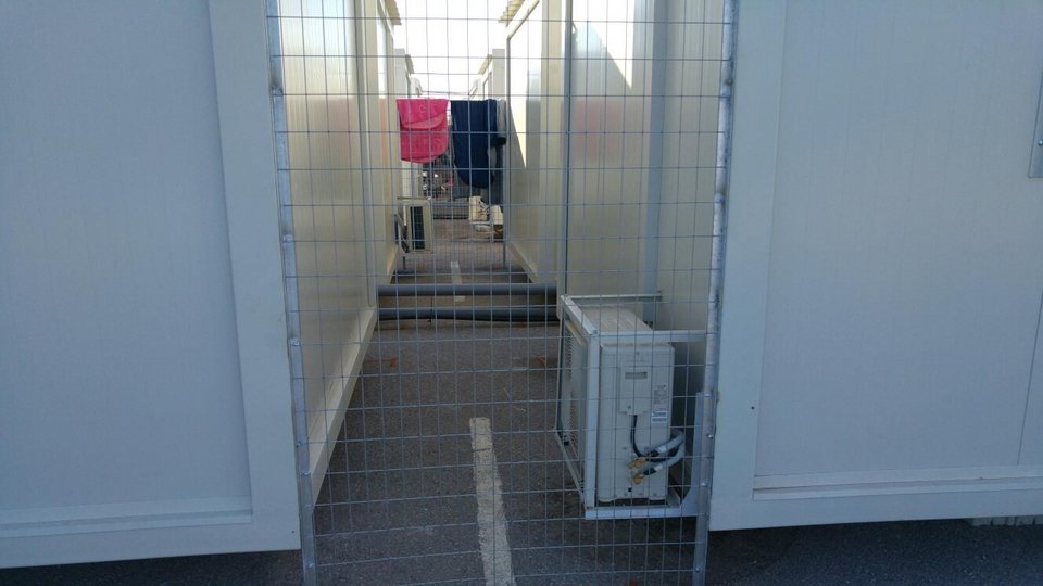 Σε 120 οικισμούς στον Σκαραμαγκά εγκαταστάθηκαν 1.050 πρόσφυγες από τον Πειραιά [εικόνες] | iefimerida.gr 4