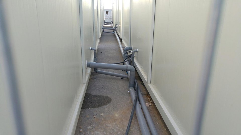 Σε 120 οικισμούς στον Σκαραμαγκά εγκαταστάθηκαν 1.050 πρόσφυγες από τον Πειραιά [εικόνες] | iefimerida.gr 5