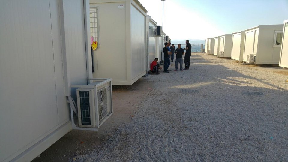 Σε 120 οικισμούς στον Σκαραμαγκά εγκαταστάθηκαν 1.050 πρόσφυγες από τον Πειραιά [εικόνες] | iefimerida.gr 6