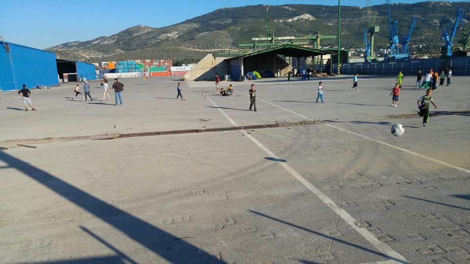 Σε 120 οικισμούς στον Σκαραμαγκά εγκαταστάθηκαν 1.050 πρόσφυγες από τον Πειραιά [εικόνες] | iefimerida.gr 7