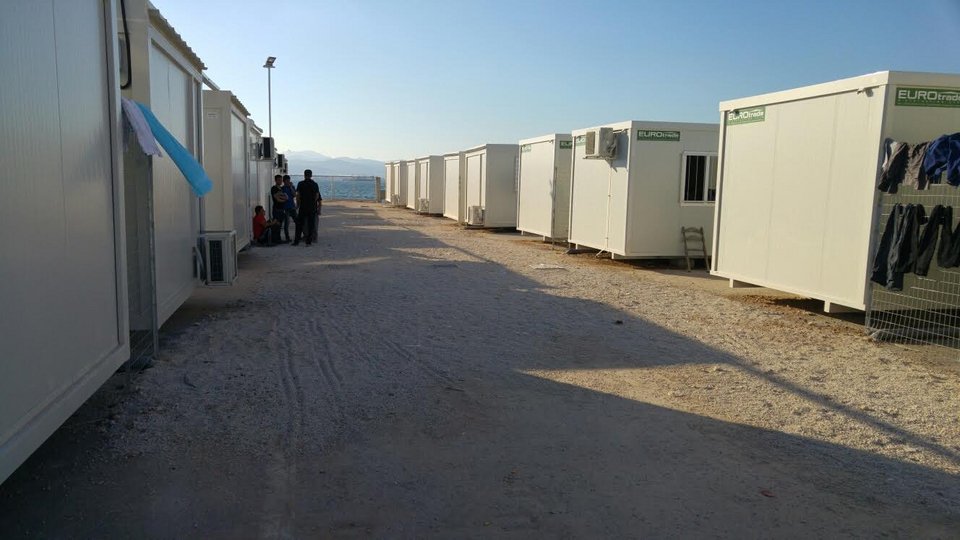 Σε 120 οικισμούς στον Σκαραμαγκά εγκαταστάθηκαν 1.050 πρόσφυγες από τον Πειραιά [εικόνες] | iefimerida.gr 8