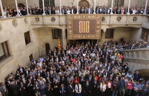 Ισπανία: Δήμαρχοι και χιλιάδες πολίτες στους δρόμους για την ανεξαρτησία της Καταλονίας [εικόνες] | iefimerida.gr 0