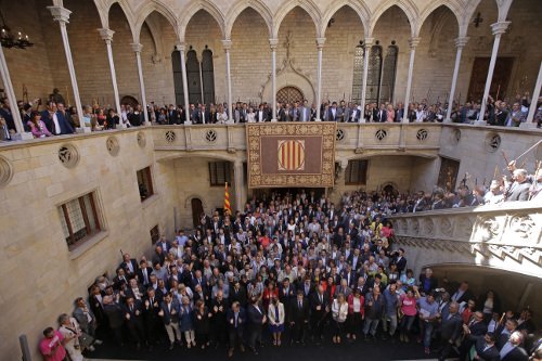 Ισπανία: Δήμαρχοι και χιλιάδες πολίτες στους δρόμους για την ανεξαρτησία της Καταλονίας [εικόνες] | iefimerida.gr 3