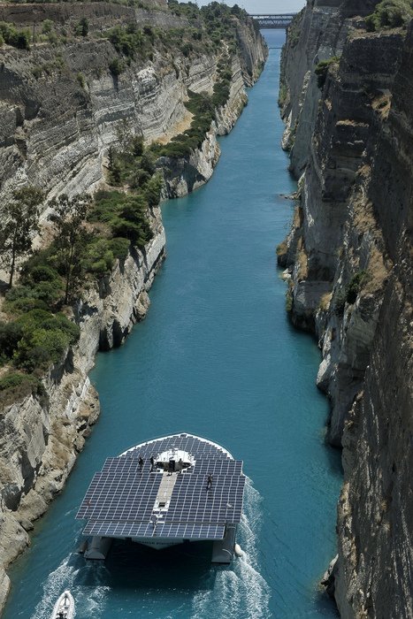 Το μεγαλύτερο ηλιακό Catamaran στον κόσμο περνάει τη διώρυγα της Κορίνθου [εικόνες] | iefimerida.gr 0