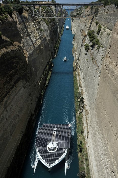 Το μεγαλύτερο ηλιακό Catamaran στον κόσμο περνάει τη διώρυγα της Κορίνθου [εικόνες] | iefimerida.gr 1