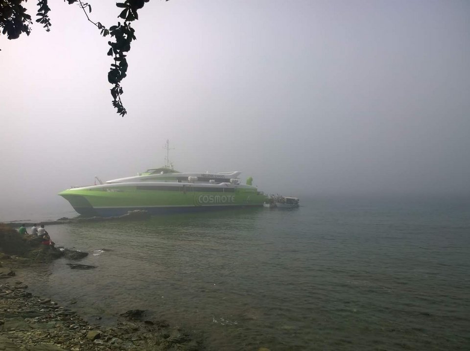 Καταμαράν προσάραξε στην Τήνο λόγω ομίχλης [εικόνες] | iefimerida.gr 0