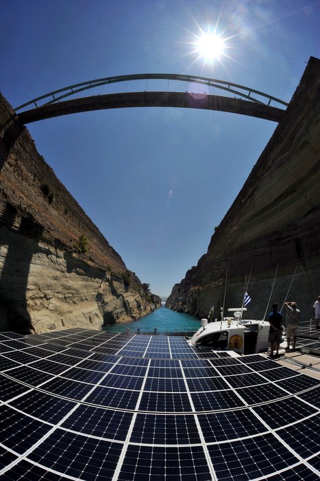 Το μεγαλύτερο ηλιακό Catamaran στον κόσμο περνάει τη διώρυγα της Κορίνθου [εικόνες] | iefimerida.gr 2