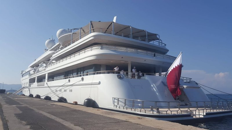 Σύμφωνα με όσα ανέφεραν στο ΑΠΕ-ΜΠΕ Κερκυραίοι, που τον συνάντησαν στην ψαραγορά, ο 66χρονος εμίρης, είναι ένας πολύ απλός άνθρωπος, που χαιρέτησε όλους όσους τον πλησίασαν, ενώ διάλεξε ο ίδιος τα αγαπημένα του ψάρια.