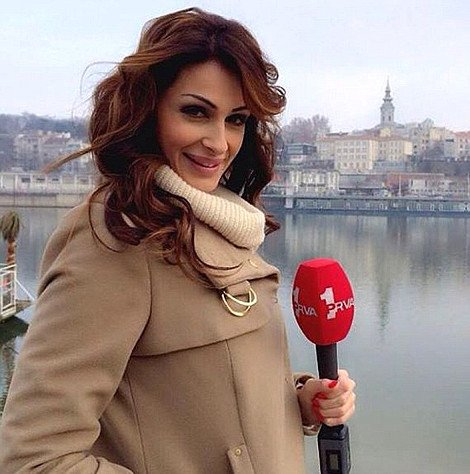 Ρεπόρτερ, πολύ όμορφη για το γήπεδο -Της είπαν να μην πλησιάζει γιατί «χαζεύουν» οι παίκτες [εικόνες] | iefimerida.gr 4