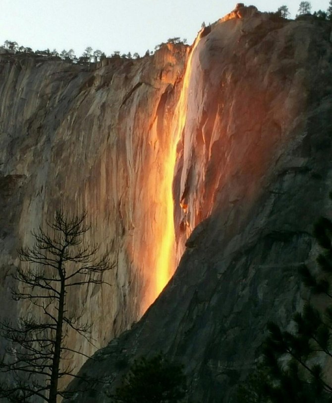 Ο καταρράκτης της φωτιάς -Μοιάζει με λάβα, αλλά δεν είναι [εικόνες] | iefimerida.gr 5