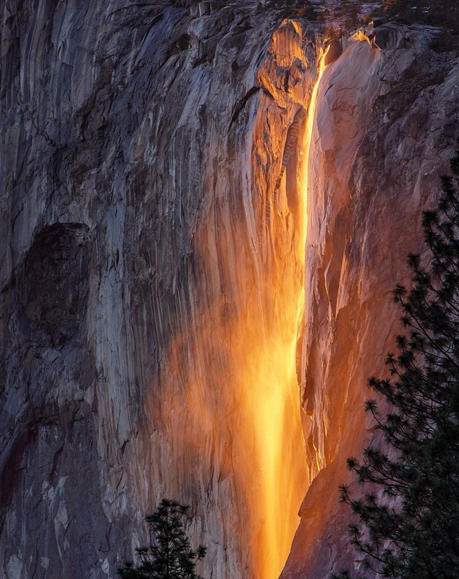 Ο καταρράκτης της φωτιάς -Μοιάζει με λάβα, αλλά δεν είναι [εικόνες] | iefimerida.gr 2