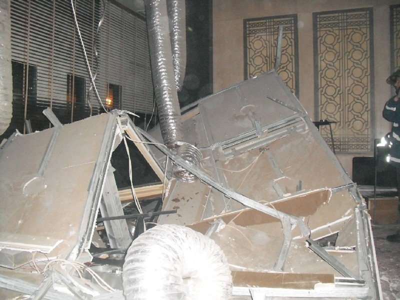 Απίστευτες φωτογραφίες από την κατάρρευση ψευδοροφής σε μπαρ της Θεσσαλονίκης [εικόνες] | iefimerida.gr 1