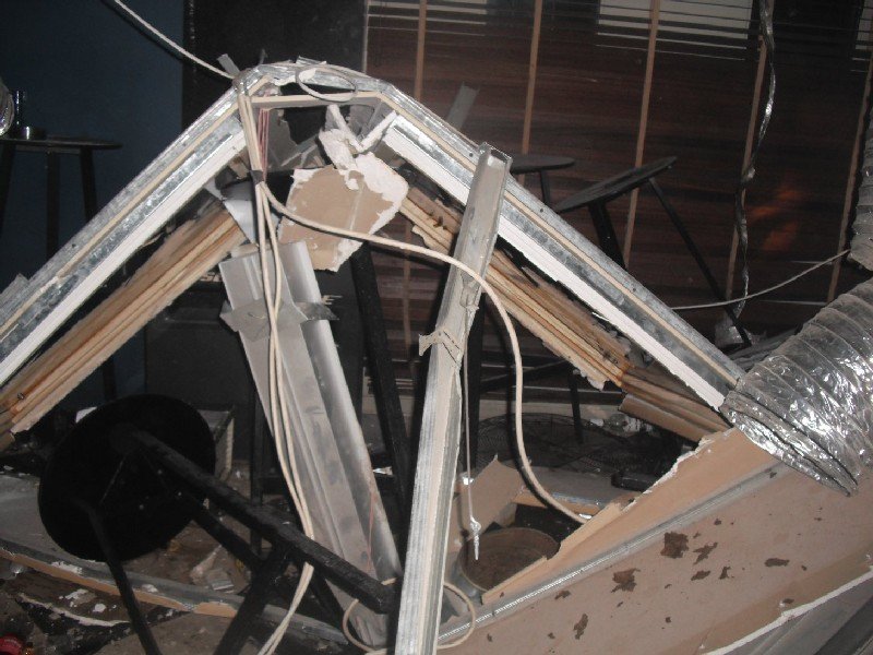 Απίστευτες φωτογραφίες από την κατάρρευση ψευδοροφής σε μπαρ της Θεσσαλονίκης [εικόνες] | iefimerida.gr 2