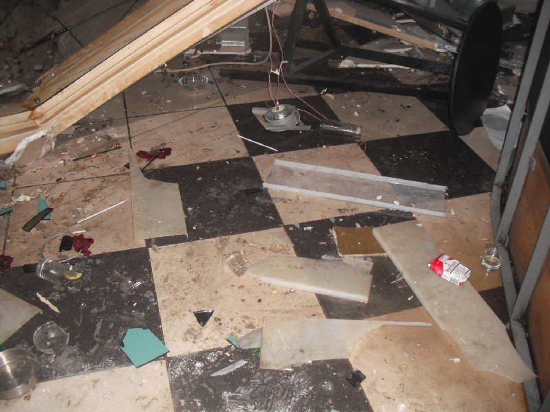 Απίστευτες φωτογραφίες από την κατάρρευση ψευδοροφής σε μπαρ της Θεσσαλονίκης [εικόνες] | iefimerida.gr 3