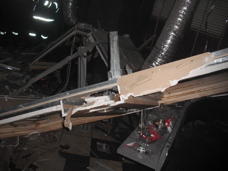 Απίστευτες φωτογραφίες από την κατάρρευση ψευδοροφής σε μπαρ της Θεσσαλονίκης [εικόνες] | iefimerida.gr 4