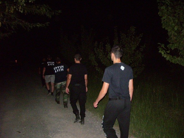 Κι άλλη κατασκήνωση: Χρυσαυγίτες σε ρόλο Ροβινσώνα Κρούσου παλεύουν, εκτοξεύουν πέτρες, σέρνουν βάρκες και κάνουν βραδινές βόλτες στον Αλμωπαίο ποταμό [εικόνες] | iefimerida.gr 6