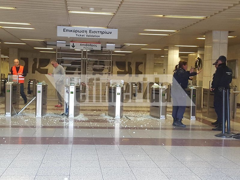 Κουκουλοφόροι έσπασαν τα ακυρωτικά μηχανήματα στον σταθμό μετρό «Πανεπιστήμιο» [εικόνες &amp; βίντεο] | iefimerida.gr 0
