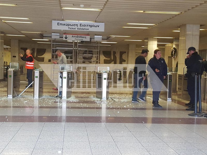 Κουκουλοφόροι έσπασαν τα ακυρωτικά μηχανήματα στον σταθμό μετρό «Πανεπιστήμιο» [εικόνες &amp; βίντεο] | iefimerida.gr 1