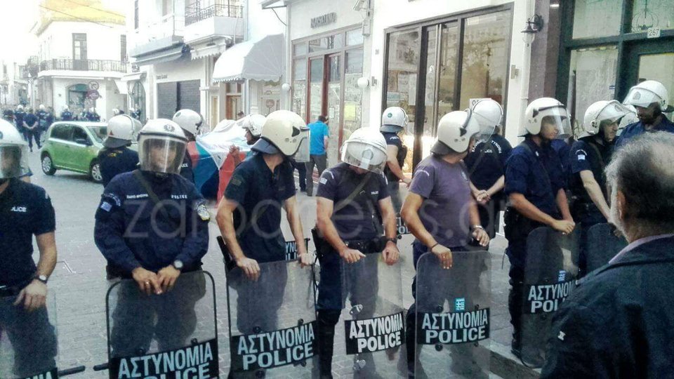 Κρήτη: Πήγαν με τα ΜΑΤ να κατασχέσουν μαγαζί -Συγκρούσεις και επεισόδια [εικόνες & βίντεο] | iefimerida.gr 0