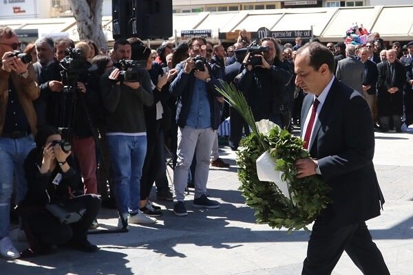 Με πλακάτ υποδέχτηκαν τον Σπίρτζη στο Ηράκλειο -«Φωτιά και τσεκούρι στους προσκυνημένους» [εικόνες] | iefimerida.gr 0