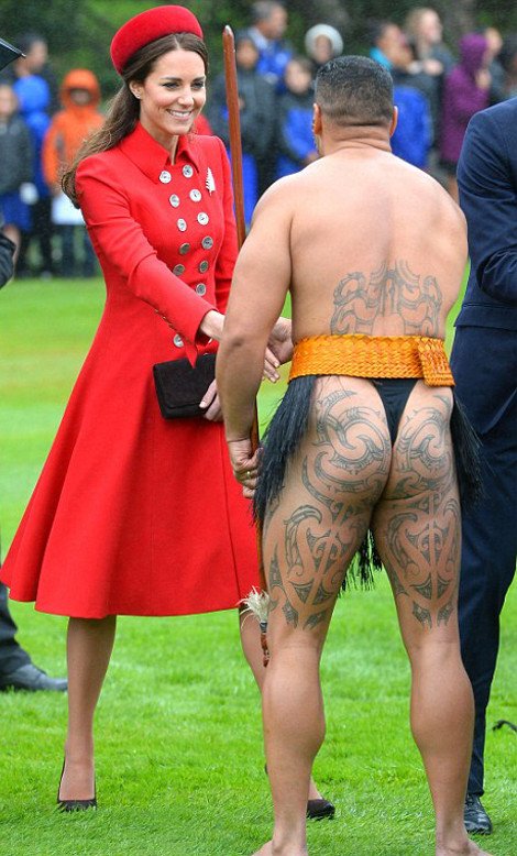 Ο γυμνός Μαορί χορευτής που ξάφνιασε την Κέιτ Μίντλετον -Η αμήχανη αντίδρασή της [εικόνες] | iefimerida.gr 6