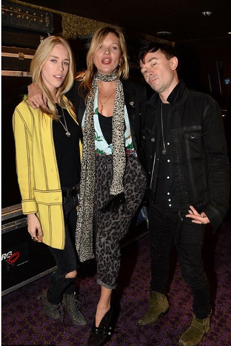 Η Κέιτ Μος μάλλον «λιώμα» –Αχτένιστη, άβαφη, με χαβανέζικο πουκάμισο και λεοπάρ παντελόνι [εικόνες] | iefimerida.gr 1