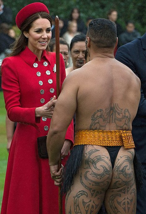 Ο γυμνός Μαορί χορευτής που ξάφνιασε την Κέιτ Μίντλετον -Η αμήχανη αντίδρασή της [εικόνες] | iefimerida.gr 7