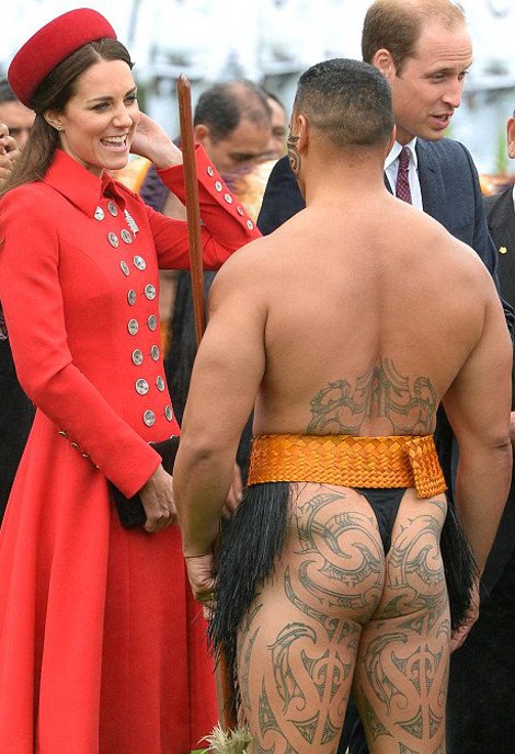Ο γυμνός Μαορί χορευτής που ξάφνιασε την Κέιτ Μίντλετον -Η αμήχανη αντίδρασή της [εικόνες] | iefimerida.gr 8